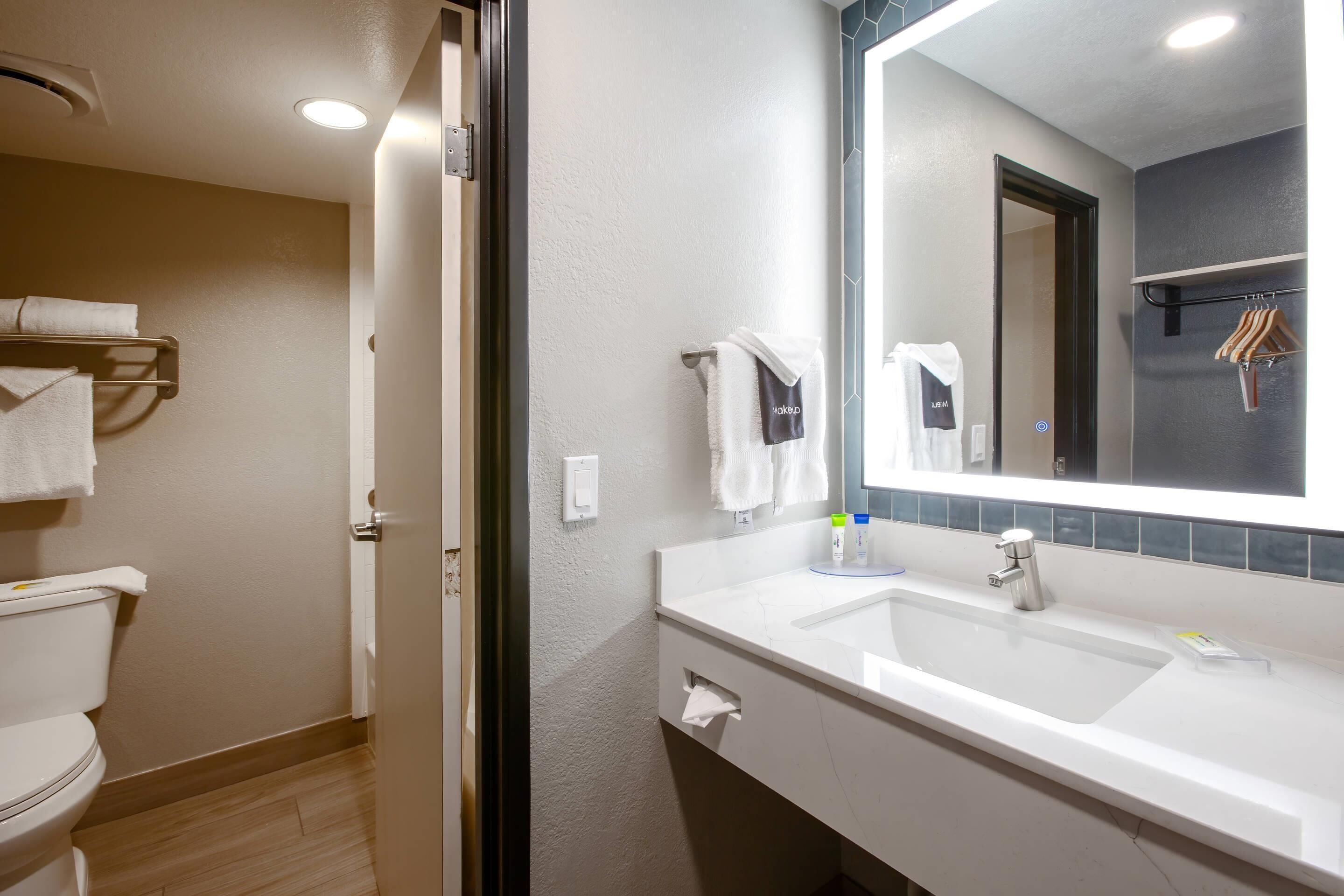 Suite, 1 King Bed, Non Smoking
