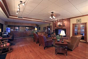 Lobby - Plaza Inn (Midland)