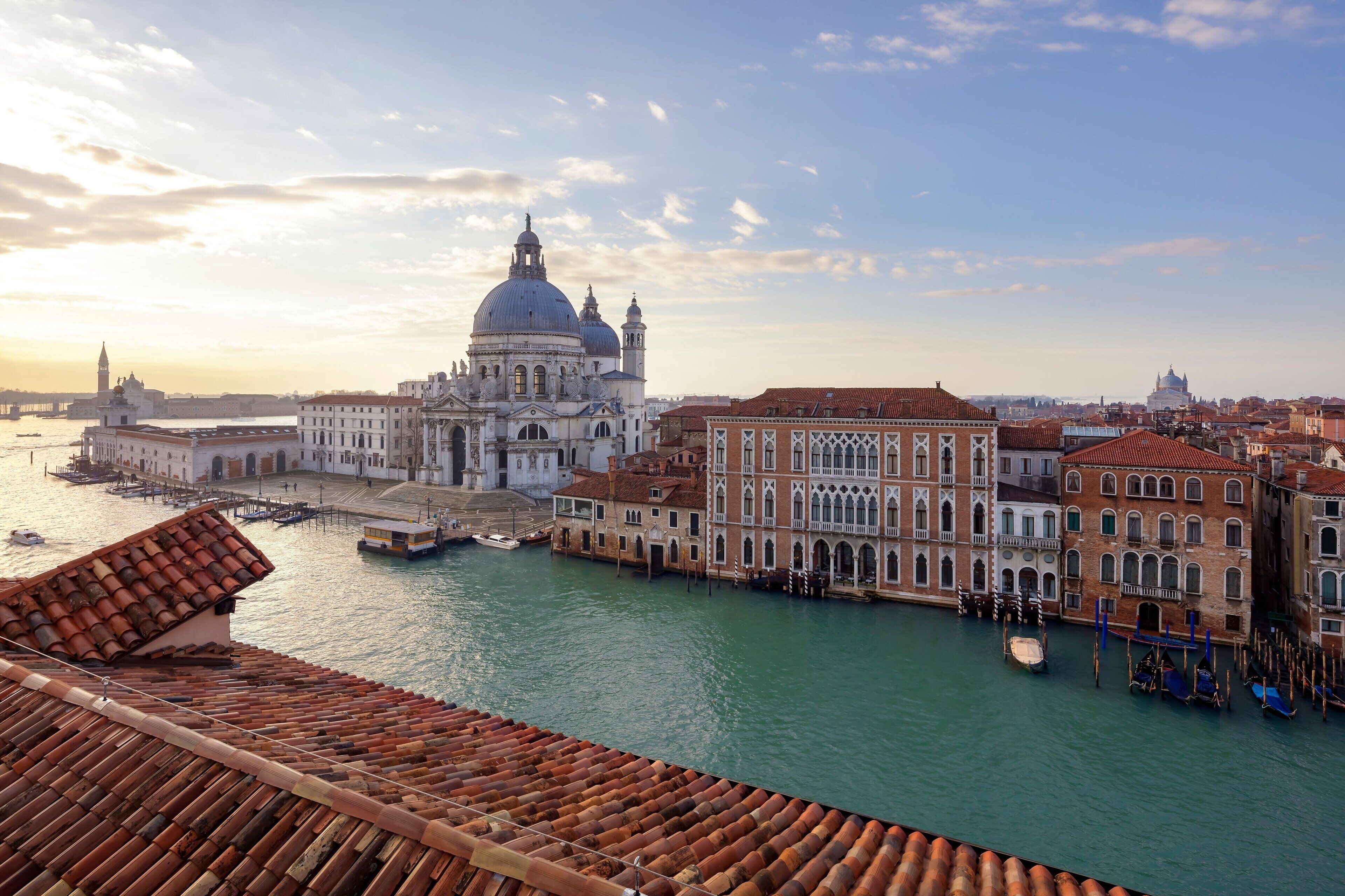 Una vista panorámica del Gran Canal de Venecia, con edificios históricos y el Palacio Ducal.