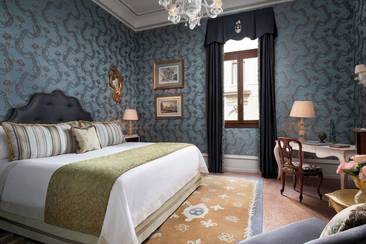 Phòng Deluxe | Bộ trải giường bằng vải Frette của Ý, bộ đồ giường cao cấp, minibar 