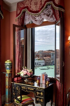 Frette Italian sheets, premium bedding, minibar, in-room safe - The Gritti Palace, a Luxury Collection Hotel, Venice (Venice)