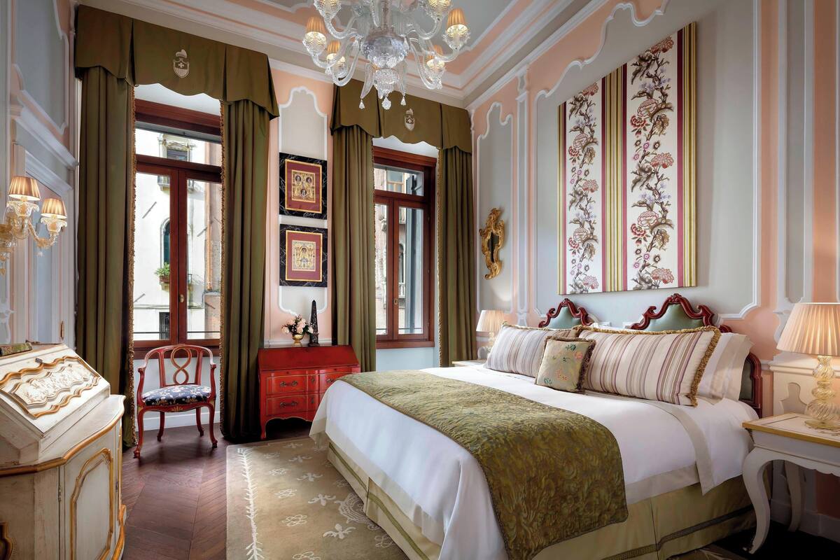 Giglio Prestige Room | Bộ trải giường bằng vải Frette của Ý, bộ đồ giường cao cấp, minibar 