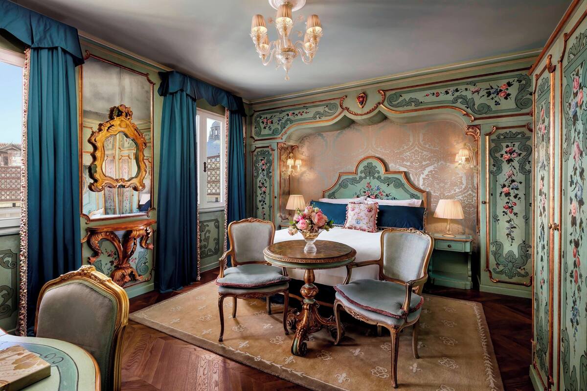 Venetian Room | Bộ trải giường bằng vải Frette của Ý, bộ đồ giường cao cấp, minibar 