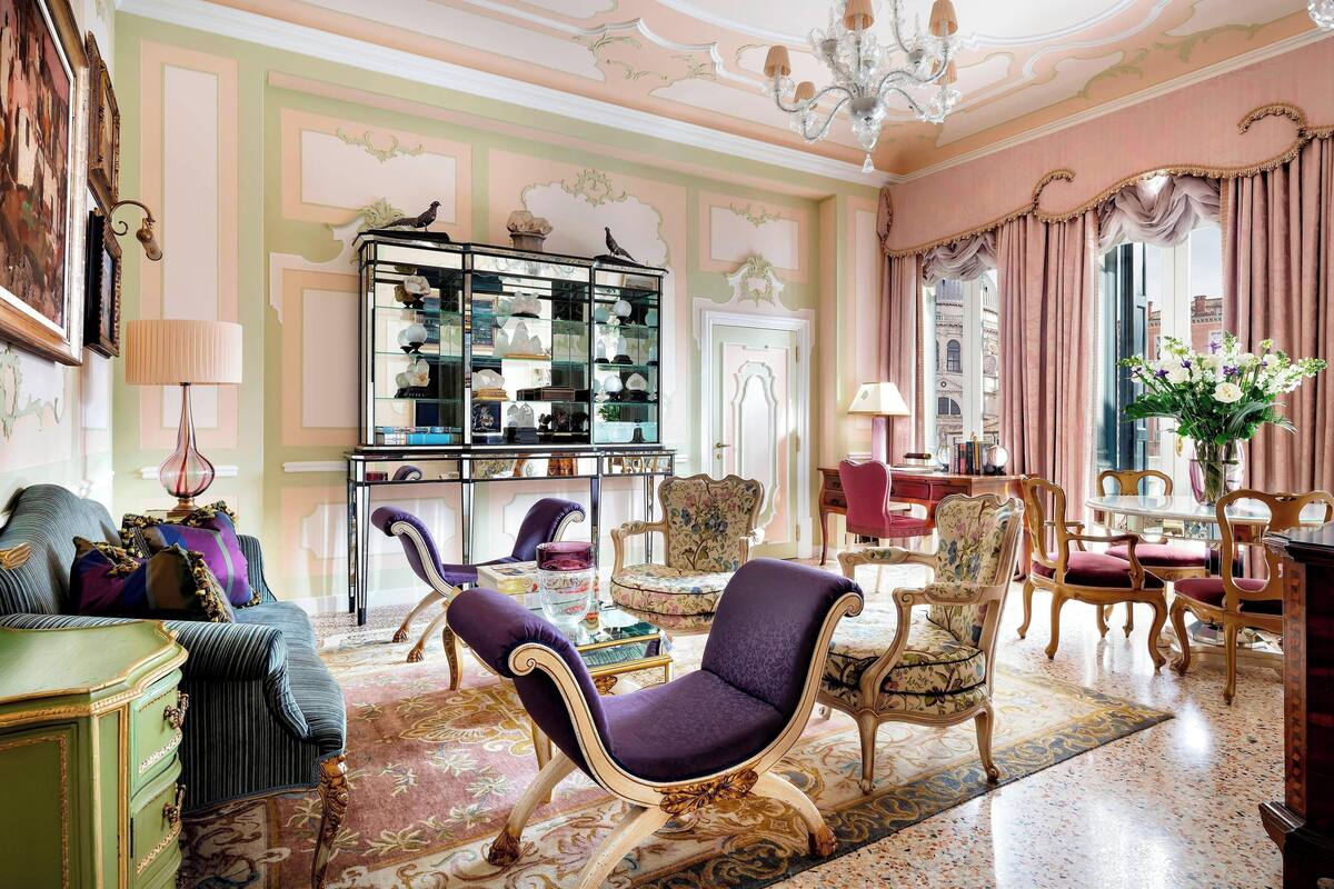 Phòng Suite Royal | Bộ trải giường bằng vải Frette của Ý, bộ đồ giường cao cấp, minibar 
