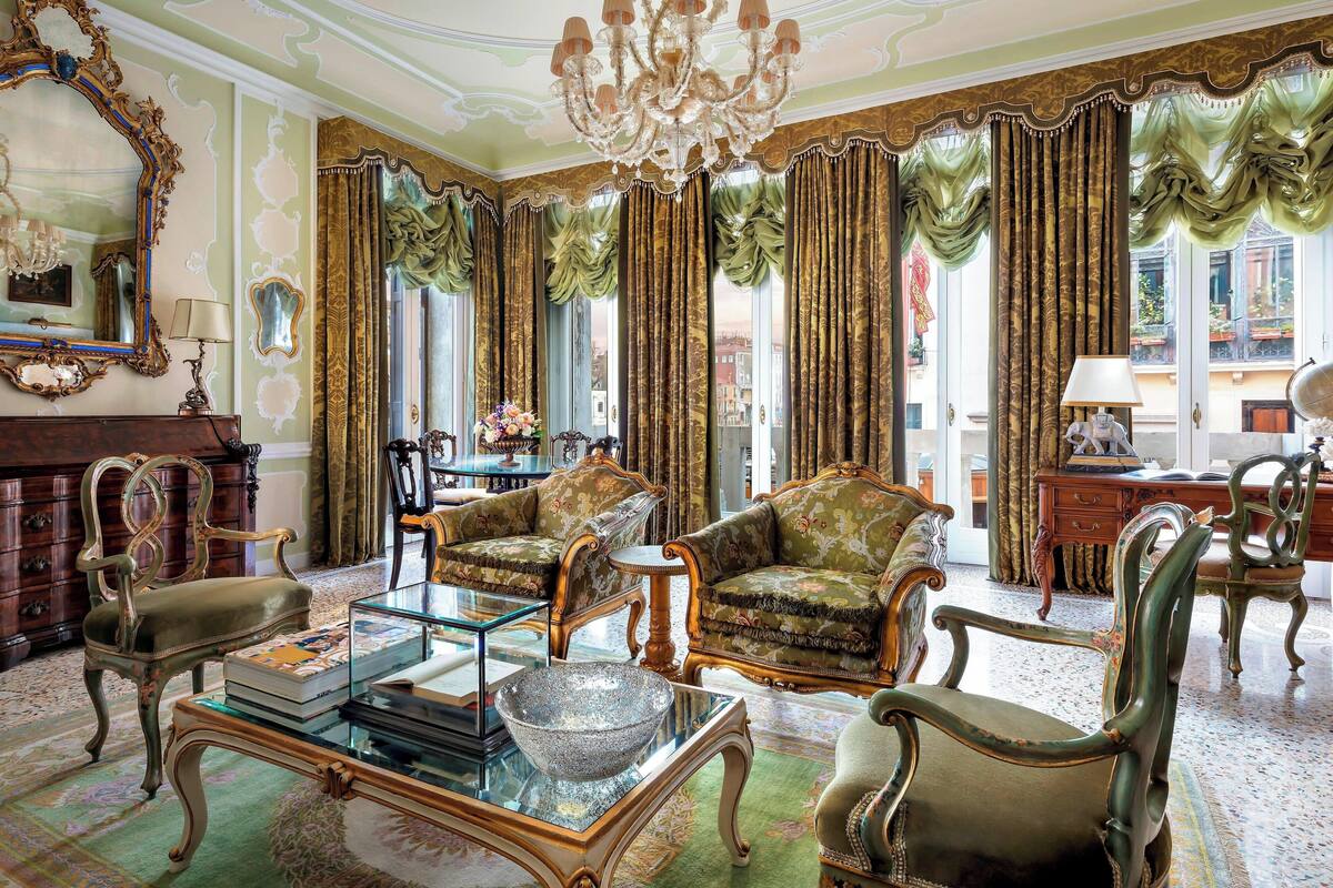 Phòng Suite Presidential | Bộ trải giường bằng vải Frette của Ý, bộ đồ giường cao cấp, minibar 