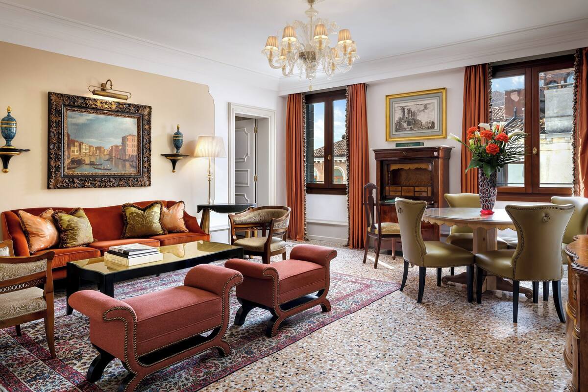 Serenissima Suite | Bộ trải giường bằng vải Frette của Ý, bộ đồ giường cao cấp, minibar 