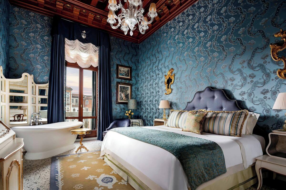 Landmark Room | Bộ trải giường bằng vải Frette của Ý, bộ đồ giường cao cấp, minibar 