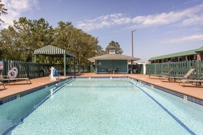 Piscine extérieure en saison