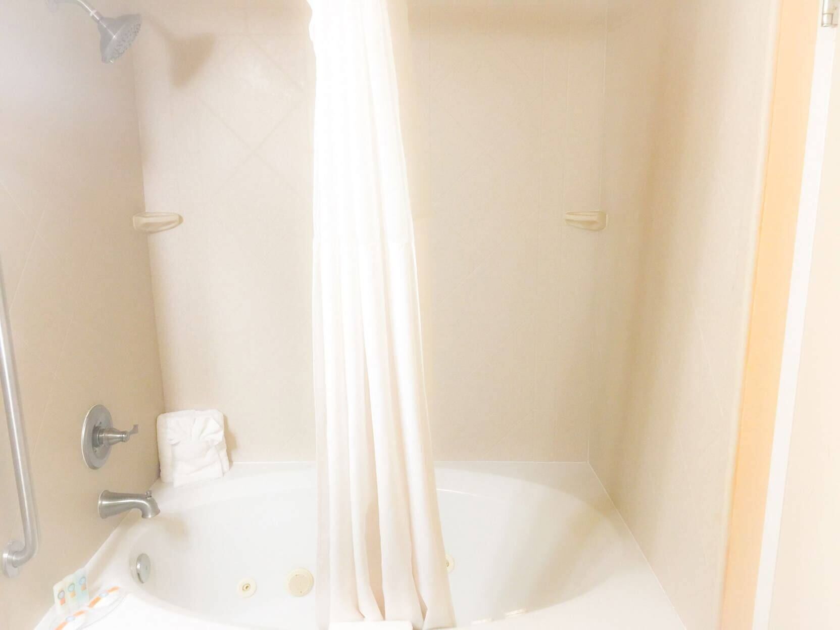 Badeværelse | Hårtørrer, håndklæder