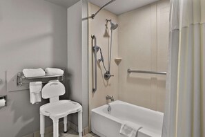 In-room safe, iron/ironing board, rollaway beds, free WiFi - Quality Inn & Suites Vidalia (Vidalia)