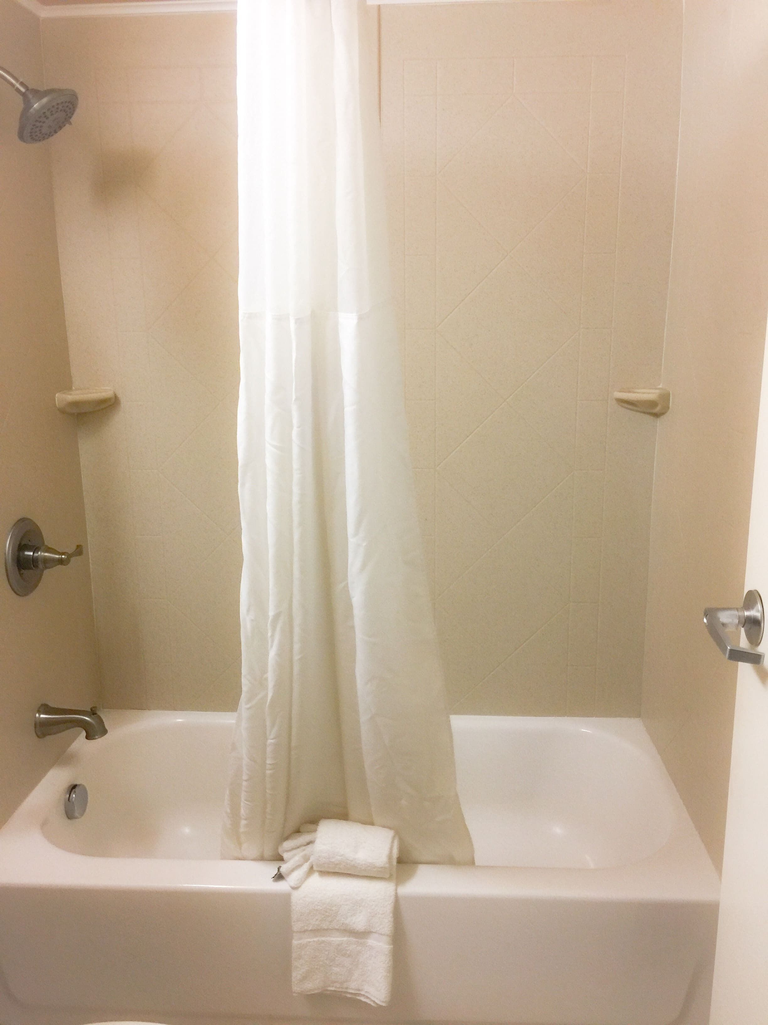 Badeværelse | Hårtørrer, håndklæder