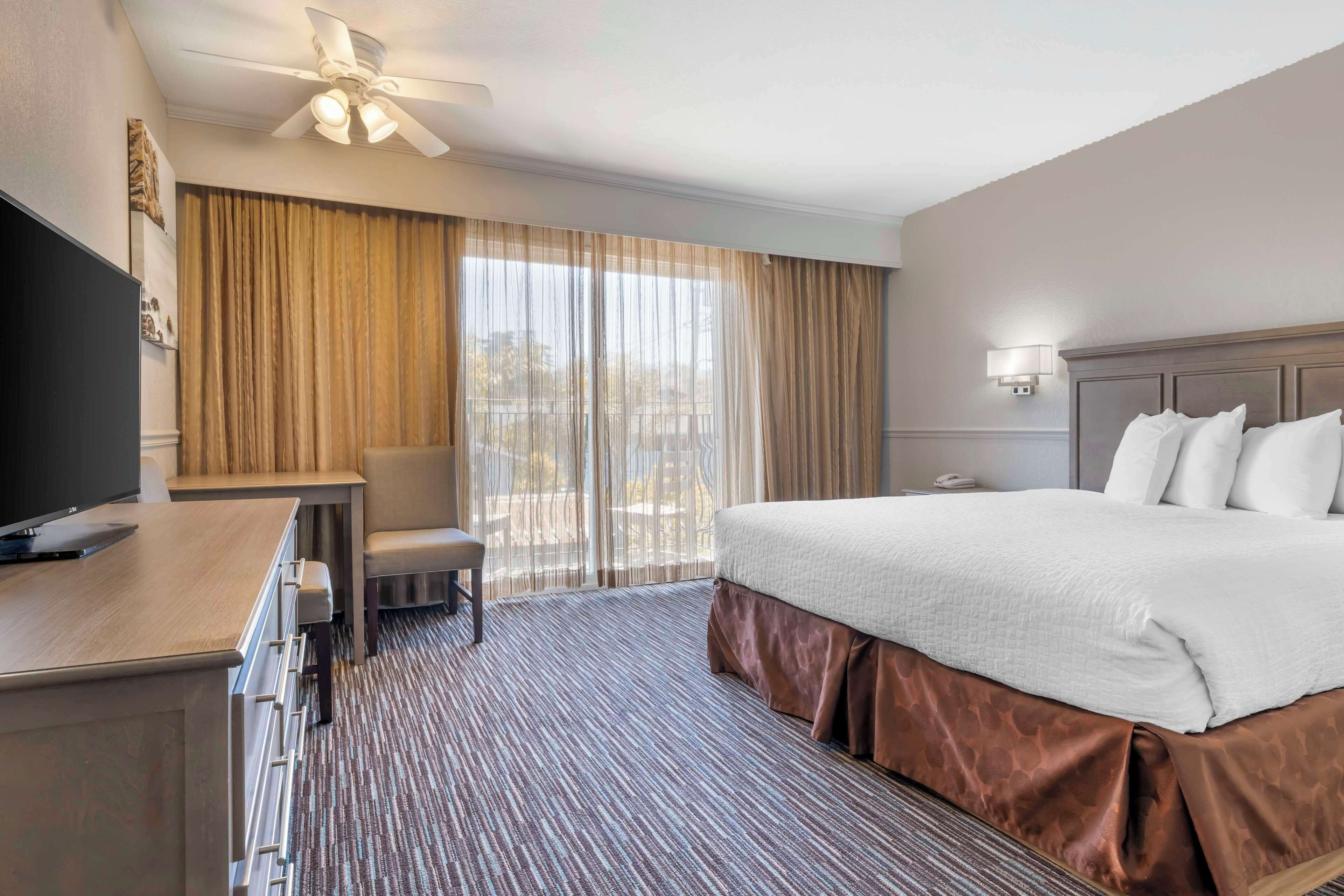 standard room, 1 king bed, balcony, ocean view | iron/ironing board, rollaway beds, free wifi, bed sheets