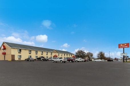 Exterior. Econo Lodge Inn & Suites Yankton