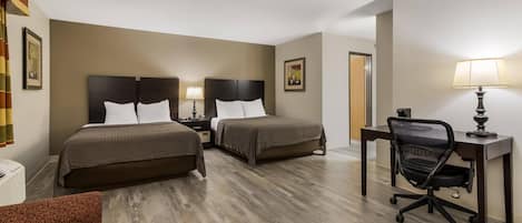 Suite, 2 grands lits, non-fumeurs | Coffres-forts dans les chambres, bureau, chambres insonorisées