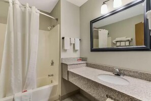 Standard Room, 2 Queen Beds, Non Smoking | Bathroom | Free toiletries, hair dryer, towels - Econo Lodge Inn & Suites Yankton (Yankton)