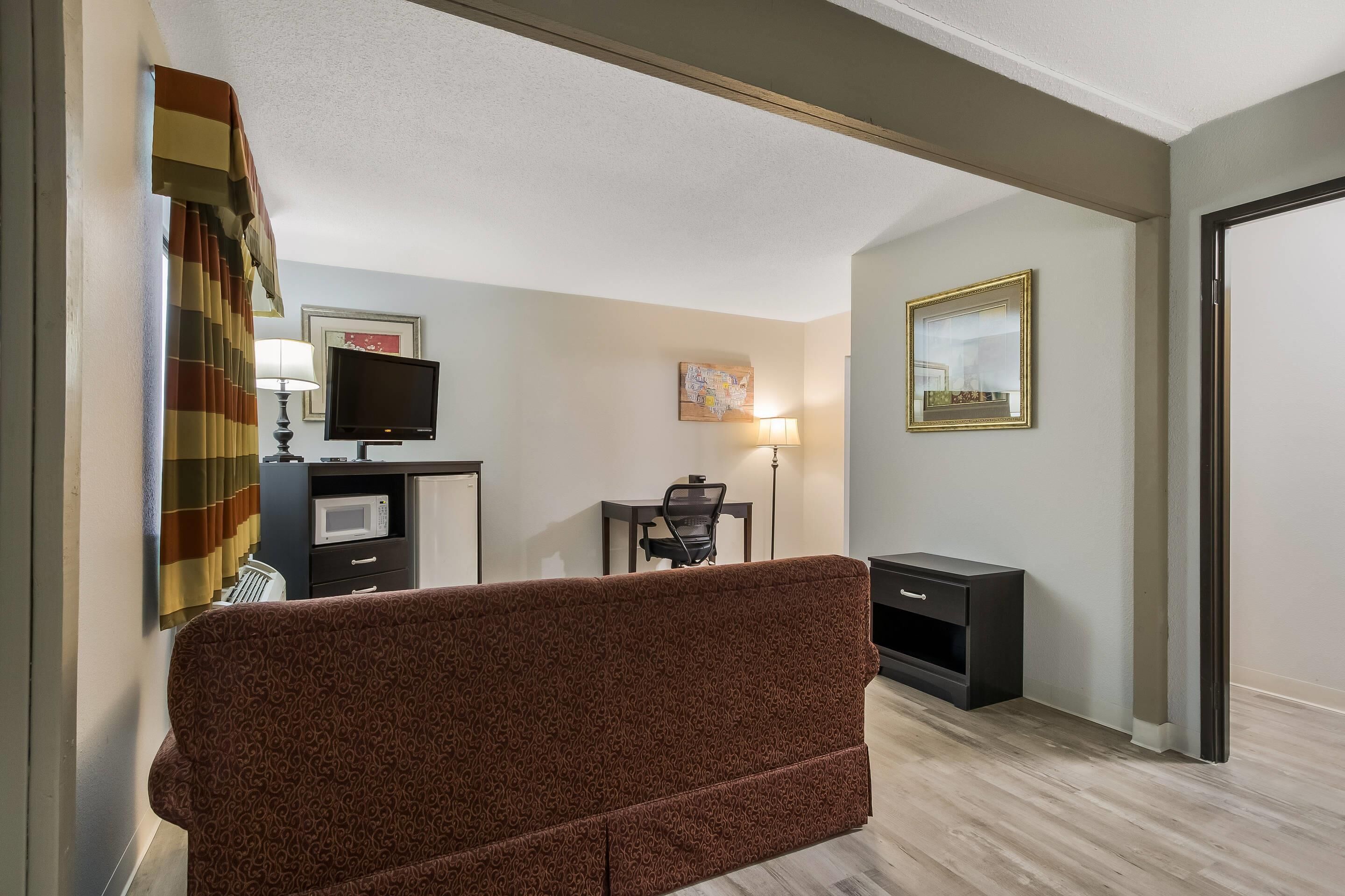 Tallelokero huoneessa, työpöytä, äänieristys, silitysrauta/-lauta