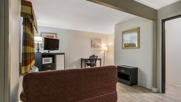 Tallelokero huoneessa, työpöytä, äänieristys, silitysrauta/-lauta