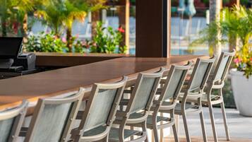 2 bars/lounges, swim-up bar, poolside bar