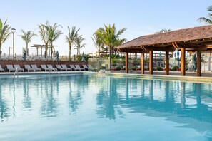 Una piscina cubierta, una piscina al aire libre de temporada, tumbonas
