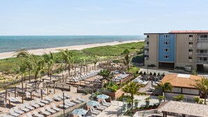 A beachside resort with sun loungers, umbrellas, and a view of the ocean. - Holiday Inn Ocean City by IHG (Ocean City)