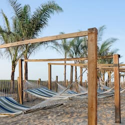 Sulla spiaggia, surf