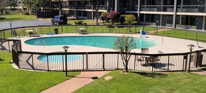 Una piscina al aire libre de temporada