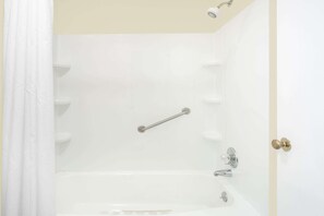 Regadera, amenidades de baño gratuitas, toallas