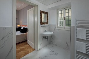 Chambre Classique Double ou avec lits jumeaux | Salle de bain | Douche, articles de toilette gratuits, sèche-cheveux, bidet