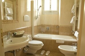 Deluxe Double or Twin Room | Bathroom - Hotel Villa Carlotta (Florence)