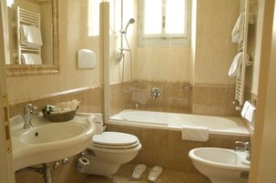 Deluxe Double or Twin Room | Bathroom | Shower, free toiletries, hair dryer, bidet