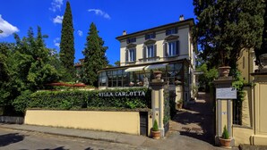 Un grand bâtiment historique sur lequel on peut lire l’inscription : « Villa Carlotta ».
