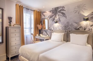 Desk, soundproofing, free WiFi, bed sheets - Hotel London (Paris)