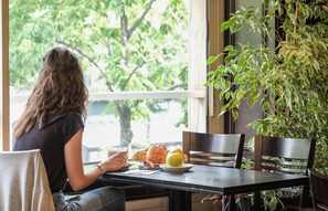 Daily continental breakfast for a fee - Hotel London (Paris)