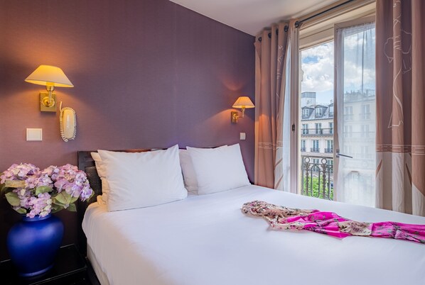 Desk, soundproofing, free WiFi, bed sheets - Hotel London (Paris)