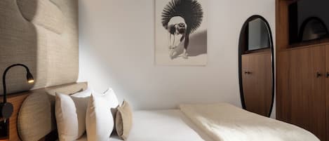 Quarto empresarial | Escrivaninha, quartos à prova de som, Wi-Fi de cortesia, roupa de cama