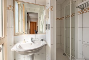 Articles de toilette (gratuits), séchoir à cheveux, serviettes fournies