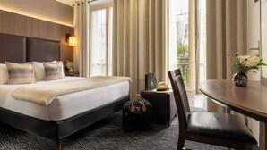 Desk, soundproofing, free WiFi, bed sheets - Hotel London (Paris)