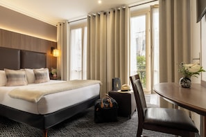 Desk, soundproofing, free WiFi, bed sheets - Hotel London (Paris)