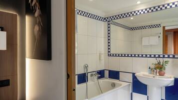 Family Quadruple Room, 2 Bedrooms, Non Smoking, Connecting Rooms | Bathroom | Free toiletries, hair dryer, towels