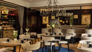 Daily continental breakfast for a fee - Hotel London (Paris)