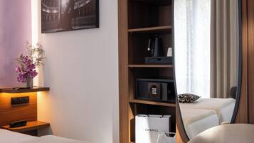 Traditional Double or Twin Room | Desk, soundproofing, WiFi (free), bed sheets