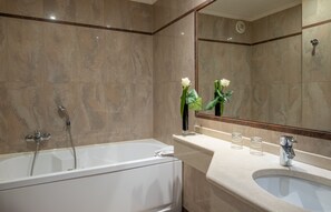 Free toiletries, hair dryer, towels - Hotel London (Paris)