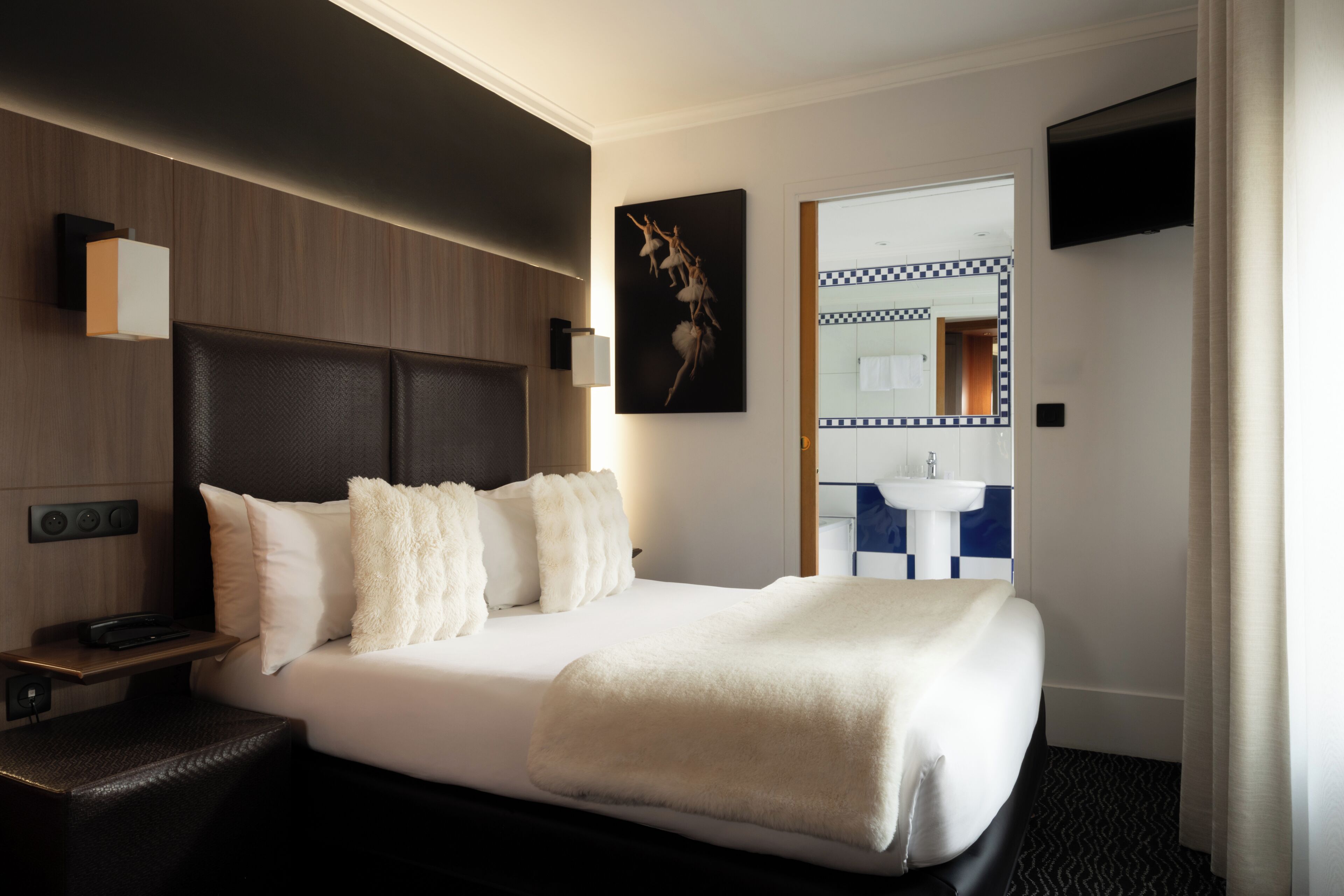 Desk, soundproofing, free WiFi, bed sheets