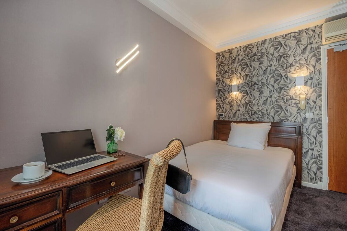Desk, soundproofing, free WiFi, bed sheets