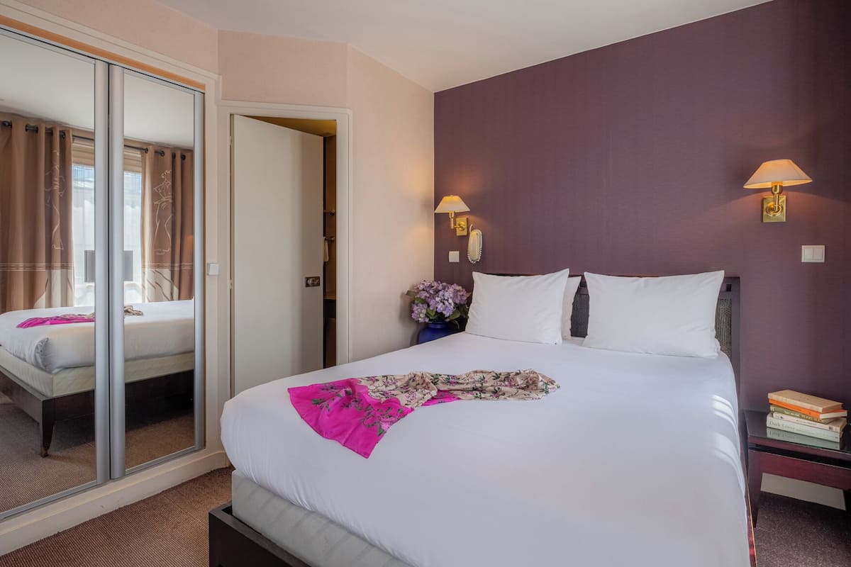 Desk, soundproofing, free WiFi, bed sheets