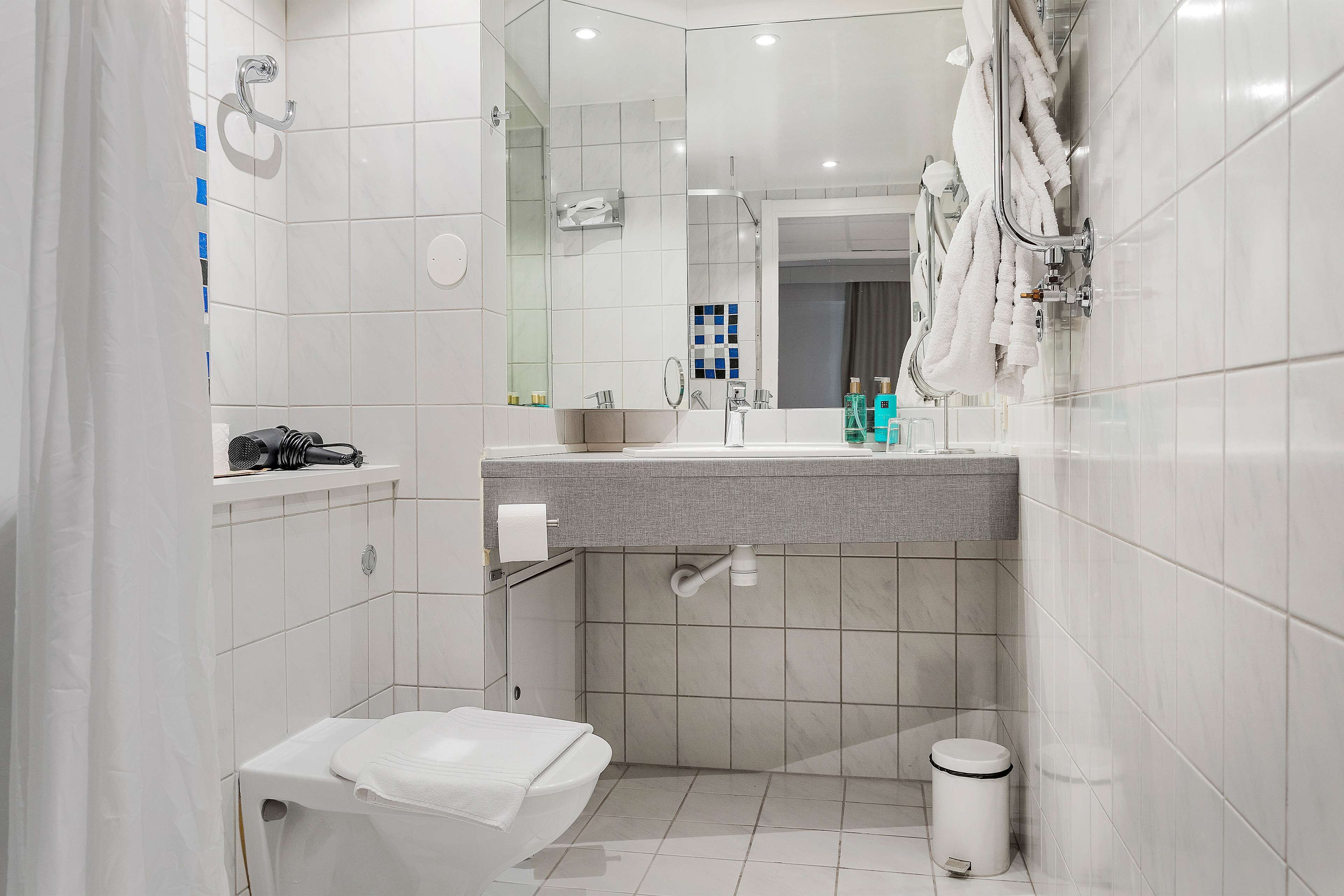 classic room, 1 single bed, non smoking | bathroom | combined shower/bathtub, free toiletries, hair dryer, towels