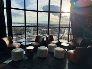 2 bars/lounges