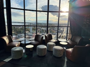 2 Bars/Lounges
