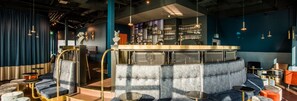 2 Bars/Lounges