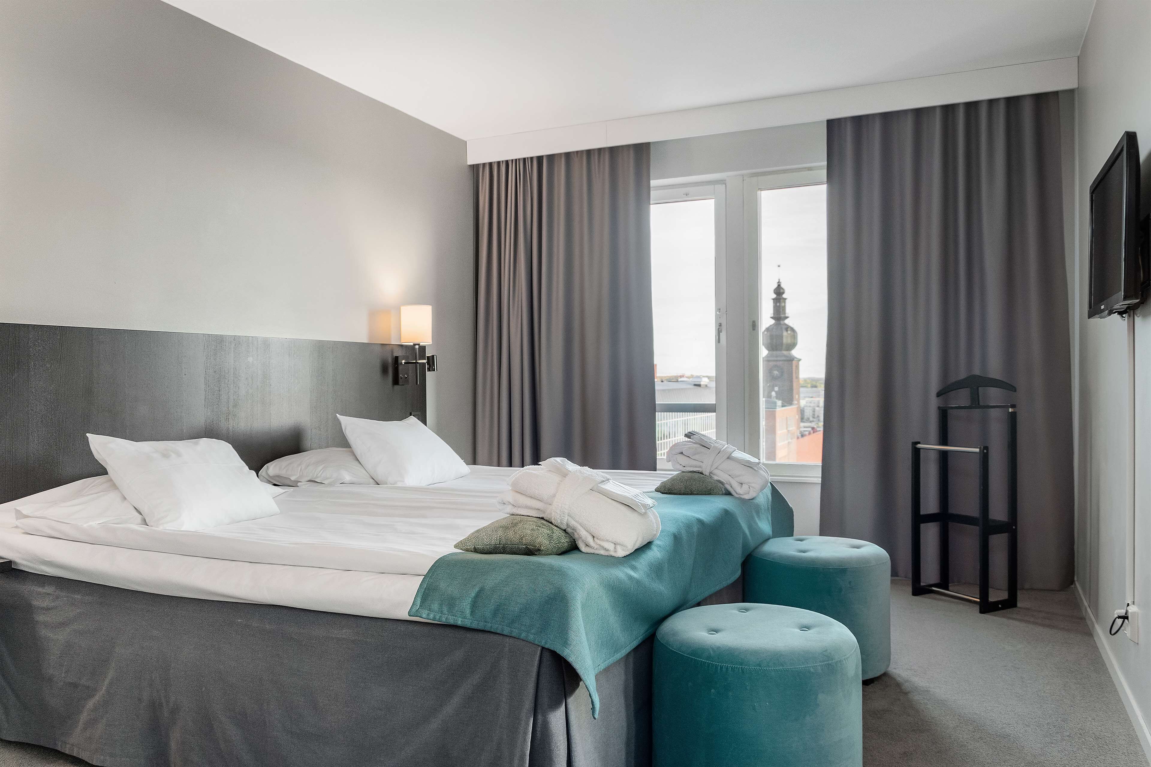 尊尚套房, 1 張特大雙人床, 非吸煙房 (Larger Room) | 防敏寢具、房內夾萬、獨特裝修、書桌